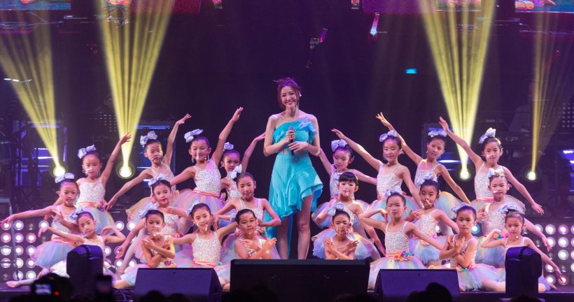 2022年，SDM 星級家長吳若希小姐 (Jinny)  邀請SDM一眾 5-8 歲學員參與其個唱舞蹈表演。